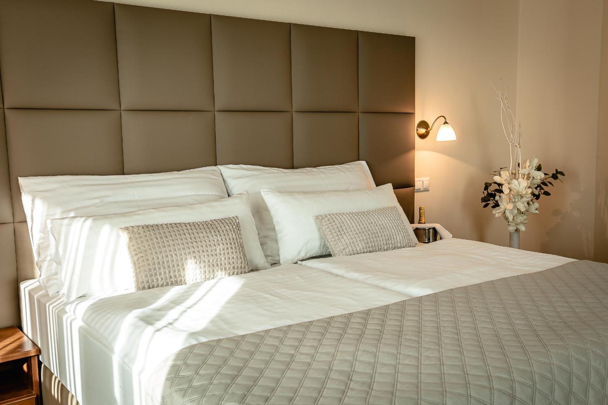באנסקה ביסטריצה Hotel Dixon So Vstupom Do Bazena A Virivky Zdarma - Free Entrance To Pool And Jacuzzi Included מראה חיצוני תמונה