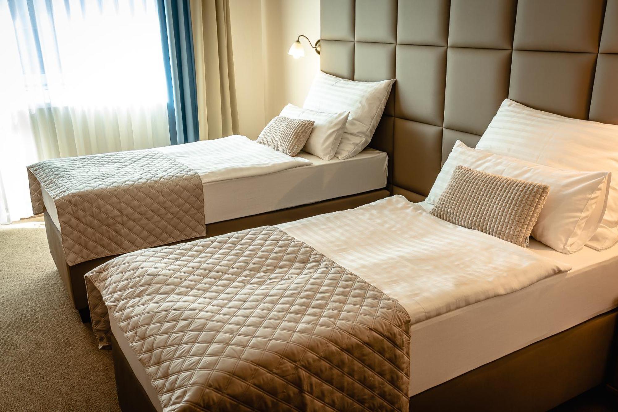 באנסקה ביסטריצה Hotel Dixon So Vstupom Do Bazena A Virivky Zdarma - Free Entrance To Pool And Jacuzzi Included מראה חיצוני תמונה