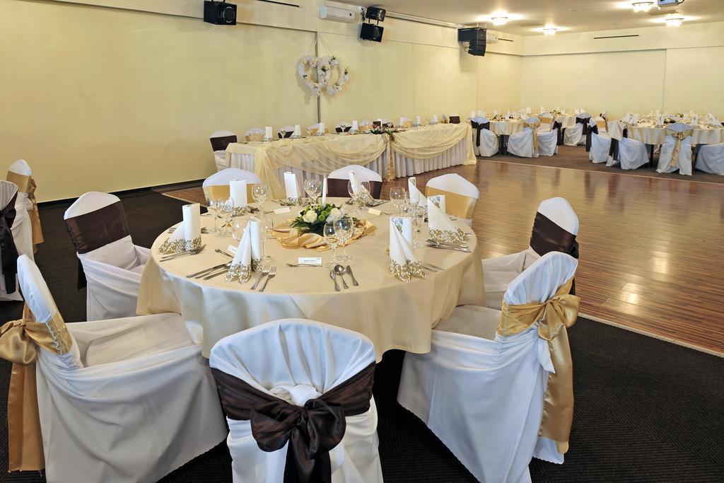 באנסקה ביסטריצה Hotel Dixon So Vstupom Do Bazena A Virivky Zdarma - Free Entrance To Pool And Jacuzzi Included מראה חיצוני תמונה
