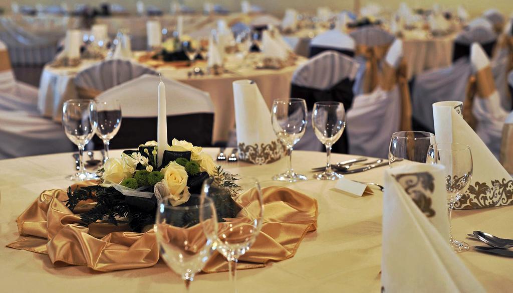באנסקה ביסטריצה Hotel Dixon So Vstupom Do Bazena A Virivky Zdarma - Free Entrance To Pool And Jacuzzi Included מראה חיצוני תמונה