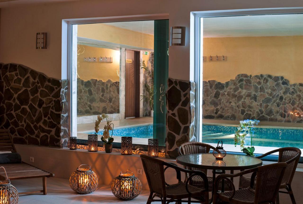באנסקה ביסטריצה Hotel Dixon So Vstupom Do Bazena A Virivky Zdarma - Free Entrance To Pool And Jacuzzi Included מראה חיצוני תמונה