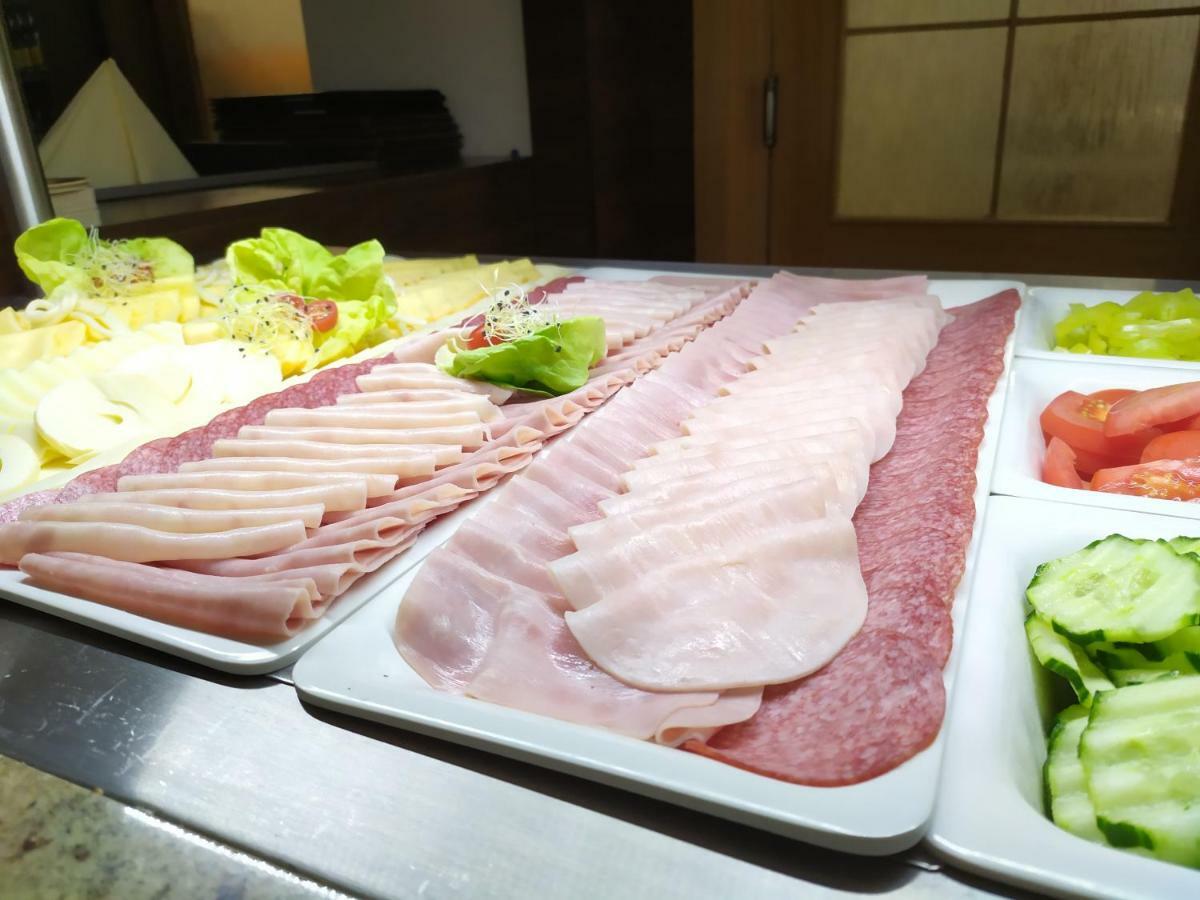 באנסקה ביסטריצה Hotel Dixon So Vstupom Do Bazena A Virivky Zdarma - Free Entrance To Pool And Jacuzzi Included מראה חיצוני תמונה