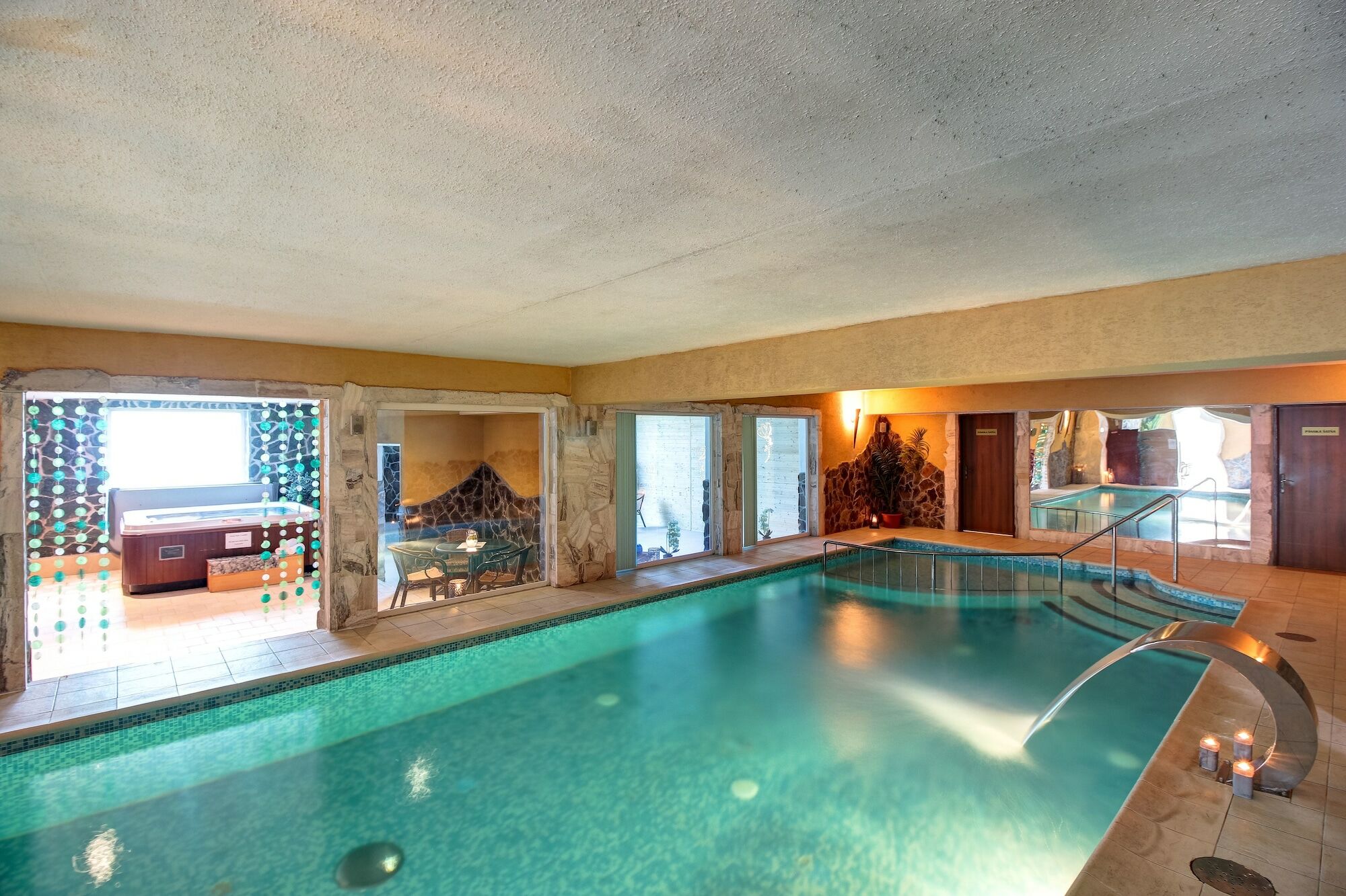 באנסקה ביסטריצה Hotel Dixon So Vstupom Do Bazena A Virivky Zdarma - Free Entrance To Pool And Jacuzzi Included מראה חיצוני תמונה