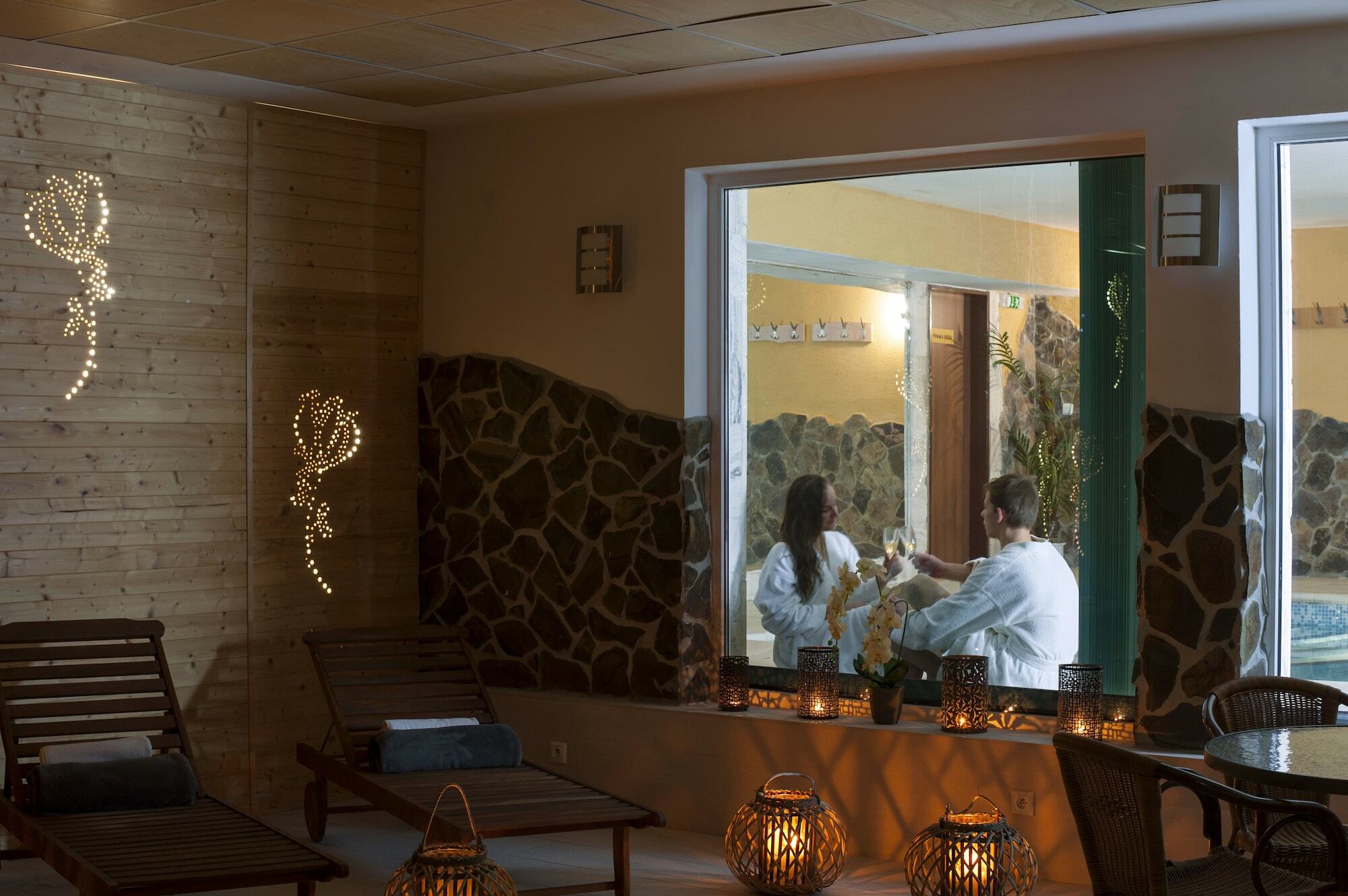 באנסקה ביסטריצה Hotel Dixon So Vstupom Do Bazena A Virivky Zdarma - Free Entrance To Pool And Jacuzzi Included מראה חיצוני תמונה