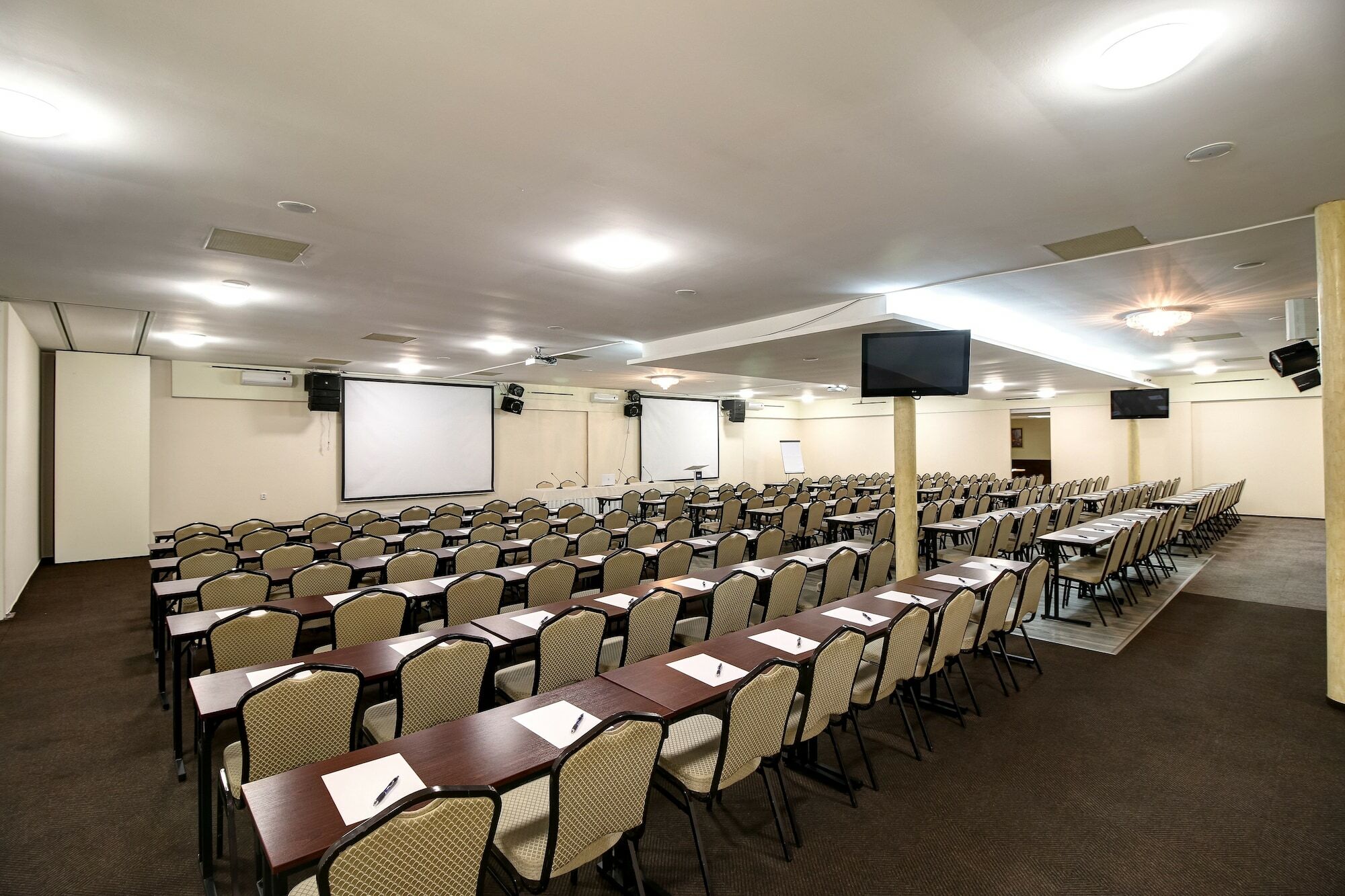 באנסקה ביסטריצה Hotel Dixon So Vstupom Do Bazena A Virivky Zdarma - Free Entrance To Pool And Jacuzzi Included מראה חיצוני תמונה
